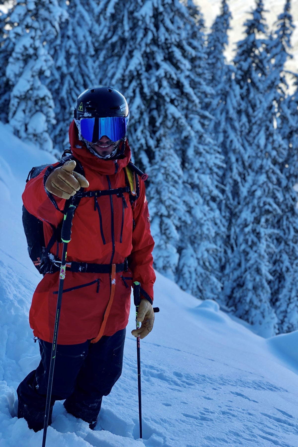 Beim Skifahren kann es schnell passieren, dass die Skibrille beschlägt. Das kann verschiedene Gründe haben: Das Tragen einer Maske, großer Temperaturunterschied, Feuchtigkeit in der Skibrille. 