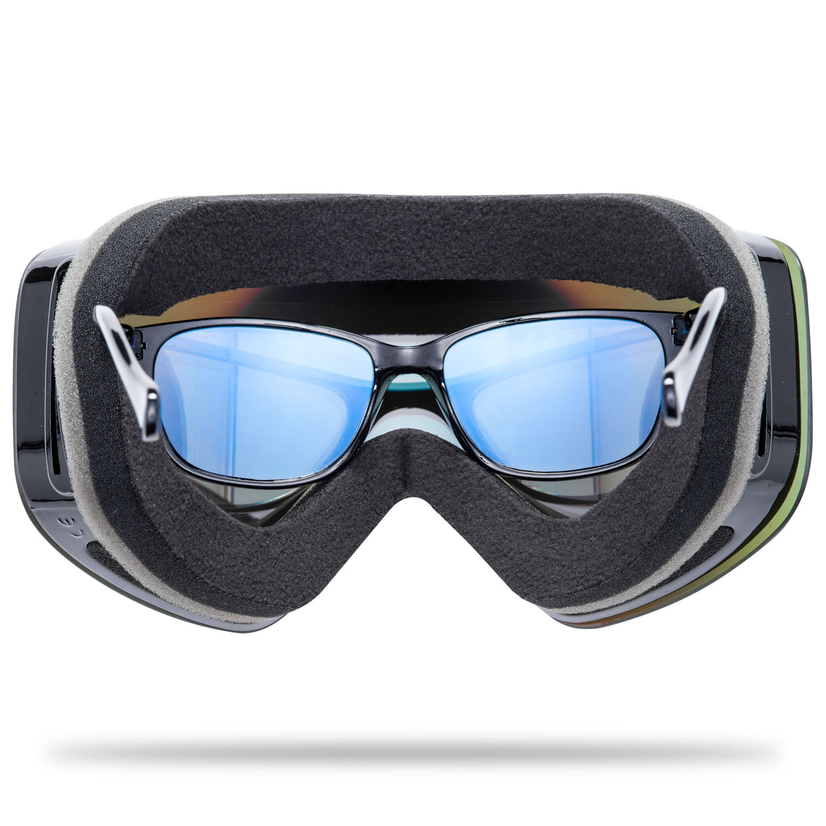 OTG bedeutet "Over-the-glasses". Einige Brillenträger bevorzugen es, die Skibrille über der optischen Brillen zu tragen. 