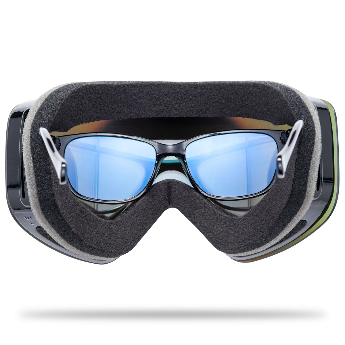 OTG bedeutet "Over-the-glasses". Einige Brillenträger bevorzugen es, die Skibrille über der optischen Brillen zu tragen. 