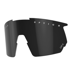 Einfaches schwarzes Schutzglas für die NAKED Optics Sportbrille mit weißem OPTICS-Schriftzug, CAT.4-Kennzeichnung auf der rechten Seite und erhöhtem UV-Schutz.