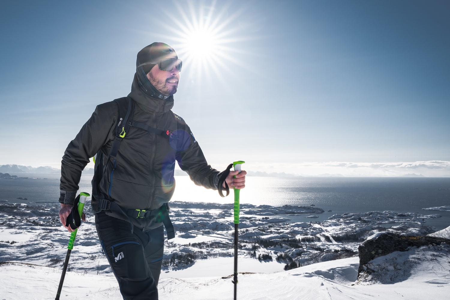 Mann wandert mit polarisierter Sportbrille in Schneelandschaft
Credits: Chris Eder