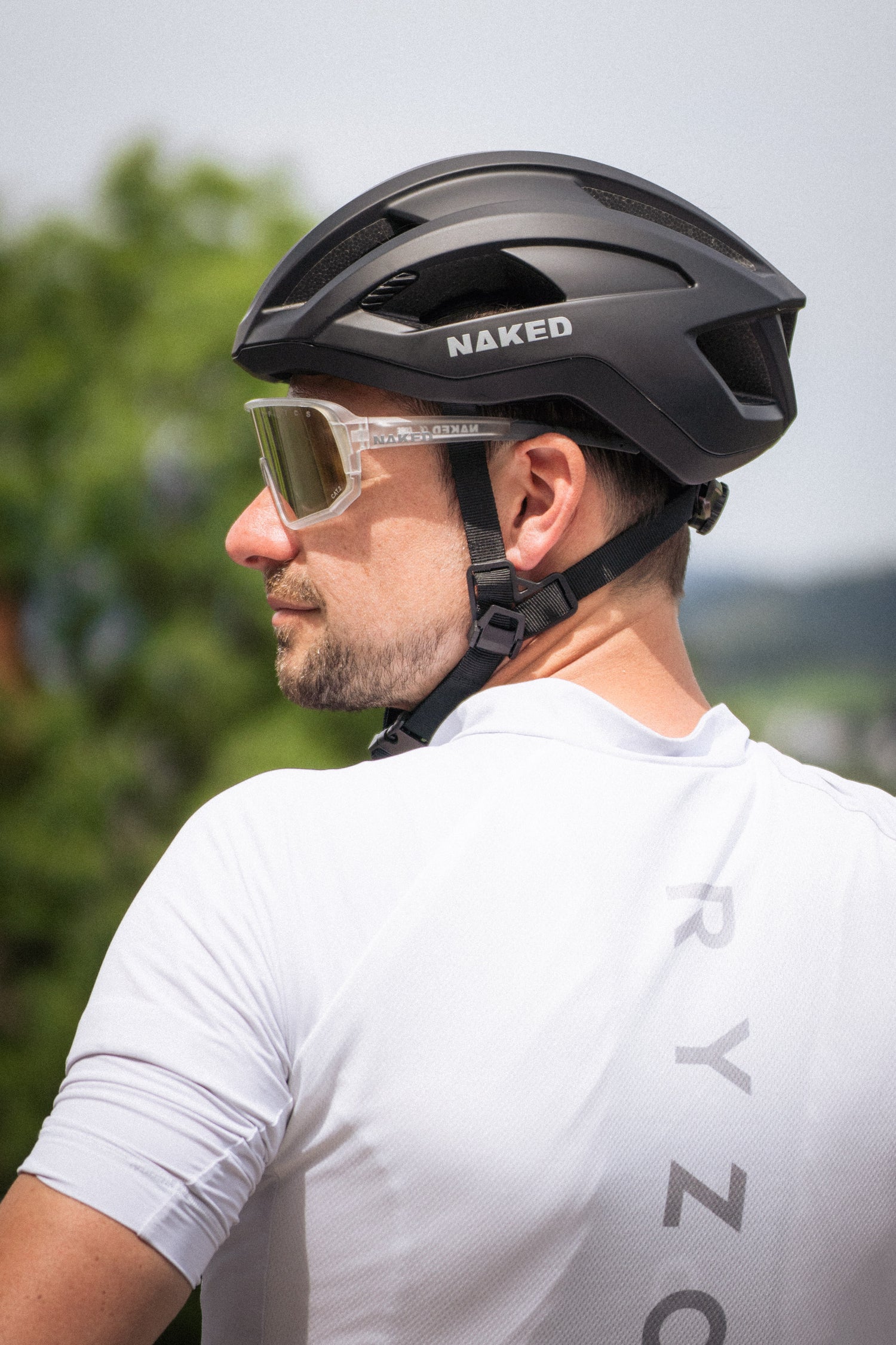 Ein Fahrradfahrer schaut zu Seite, so sieht man gut seinen Fahrradhelm und seine Fahrradbrille; Creidts: Elias Neier