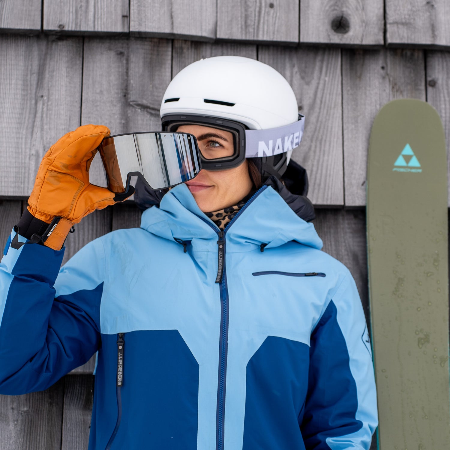 Eine Frau trägt eine Skibrille und führt das magntische Wechselglassystem der Brille vor; Credits: Kathy Lerchner