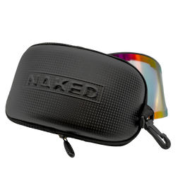 Das schwarze, strukturierte NAKED Optics Skibrillen-Etui mit geprägtem Branding deckt ein reflektierendes, mehrfarbiges Visier teilweise ab - ein ideales Etui für Ersatzgläser.